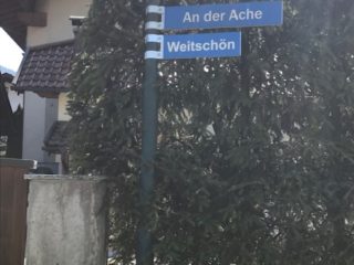 Fahnenschildermontage Kreuz und Quer durch unseren Heimatort Kundl