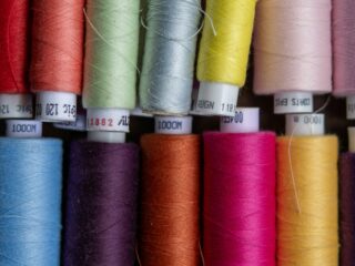 Die Magie der kleinen Details: Wie individuelle Stickereien Emotionen schaffen