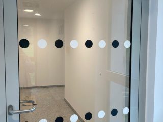 Glasmarkierungen für Türen & Glasflächen – Sicherheit, Barrierefreiheit und Design vereint