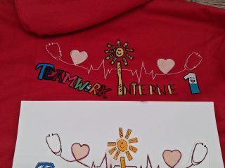 Zeichnung wird Stickerei – Individuelle Stickerei nach Kinderzeichnung & Logo