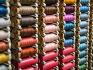 Hinter den Kulissen einer Stickmaschine